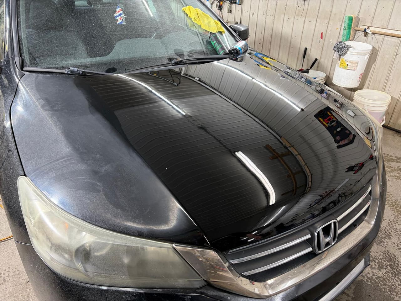 Capot d’une Honda Accord noire à moitié corrigé : voilé et terne à gauche, brillant comme un miroir à droite